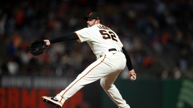 SF Giants pitched Dominic Leone throws a pitch against the Diamondbacks. (2022)